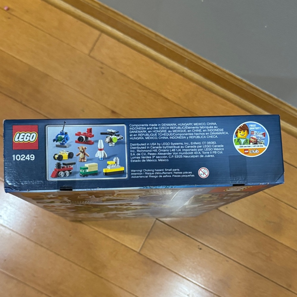 NEW LEGO Creator Holiday Toy Shop with Green and White Accents - Picture 3 of 5